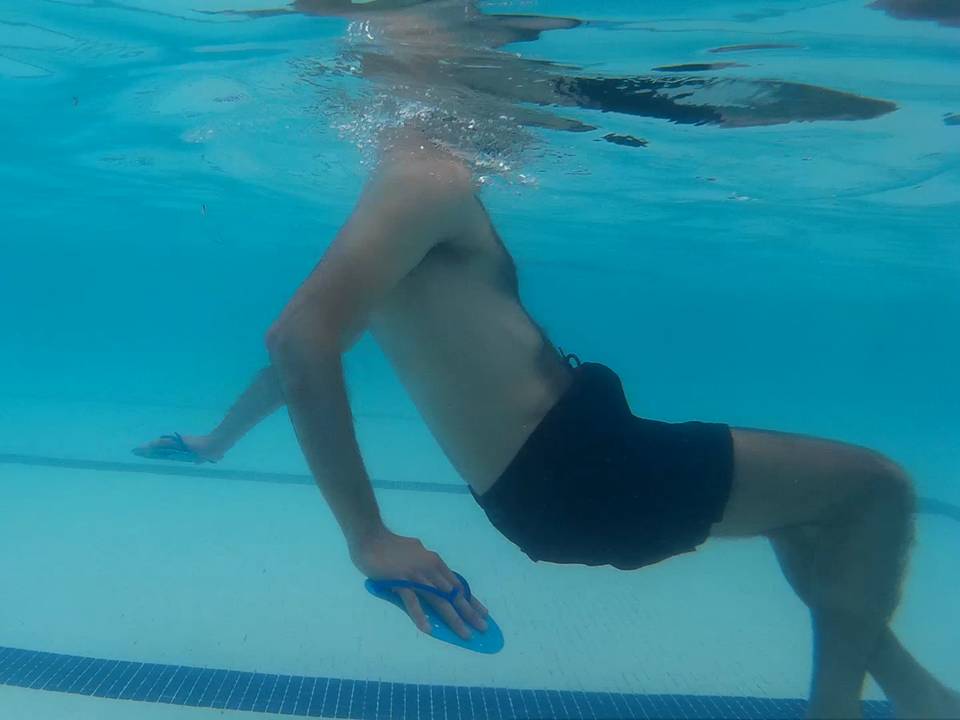 Ejercicio fisioterapia en piscina