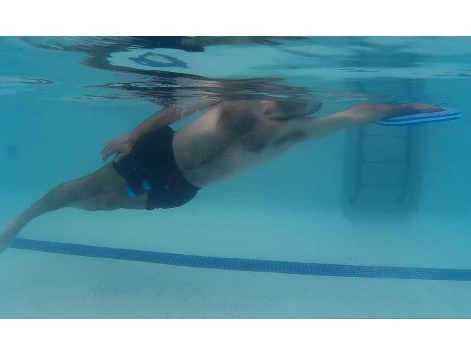 Ejercicio fisioterapia en piscina